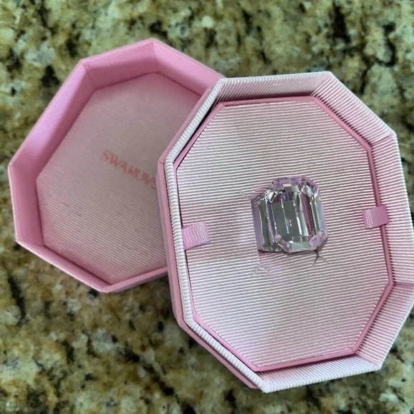 Swarovski Lucent cocktail ring in pink - Picture 1 of 4